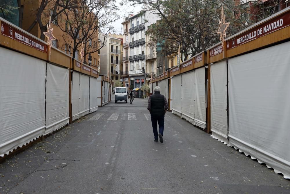 Primer día del árbol de Navidad, pista de patinaje sobre hielo y el tiovivo del ayuntamiento