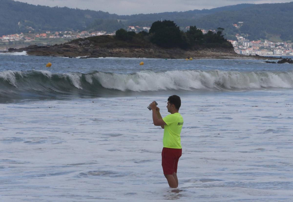 Un socorrista el verano pasado en la playa de Lapamán, en Bueu.