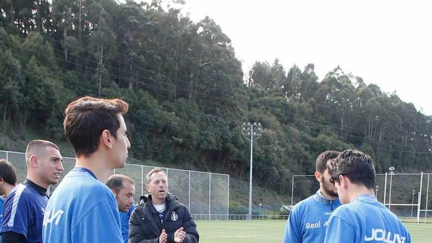 Manolo Fernández jalea a los jugadores en un entrenamiento.