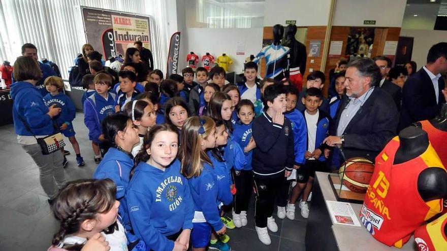 Pepu Hernández, ayer, dirigiéndose a un grupo de escolares en la zona dedicada al baloncesto del Museo del Deporte que alberga el campus de Barredo.