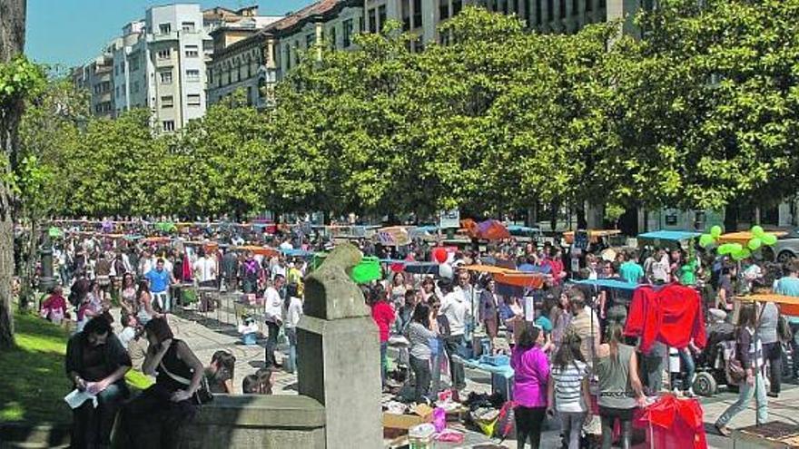 Las 78 cooperativas del mercado internacional de asociaciones escolares convirtieron ayer el Paseo de los Álamos en una arteria         comercial de la ciudad.