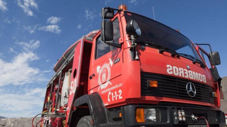 Un camión de bomberos.