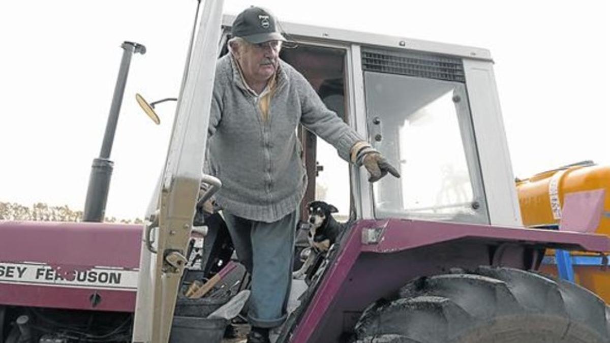 El presidente saliente José Mujica, de hábitos ascéticos, a bordo de un tractor, en sus tierras en las afueras de Montevideo.