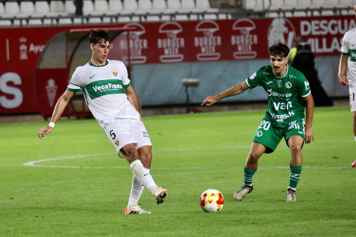 Fede Redondo da un pase durante el partido frente a Los Garres.