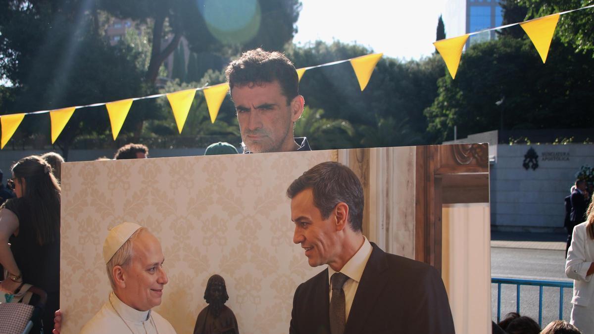Miguel Hurtado davant la Nunciatura Apostòlica a Madrid