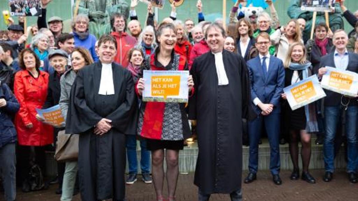 Marjan Minnesma con otros miembros de la oenegé Urgenda tras ganar su litigio al Estado holandés.