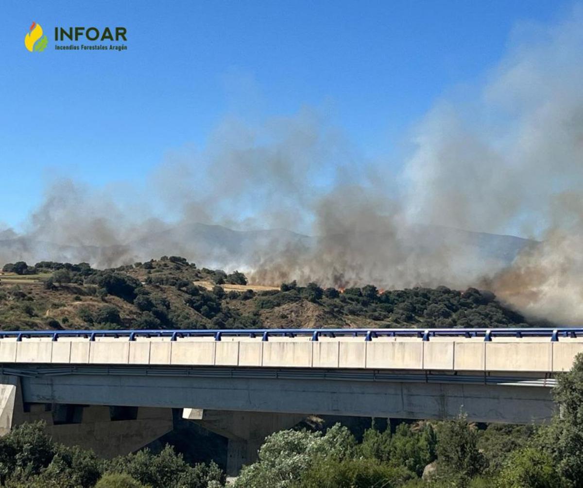 La nube de humo en el incendio de Angüés es visible desde la autovía A-22.