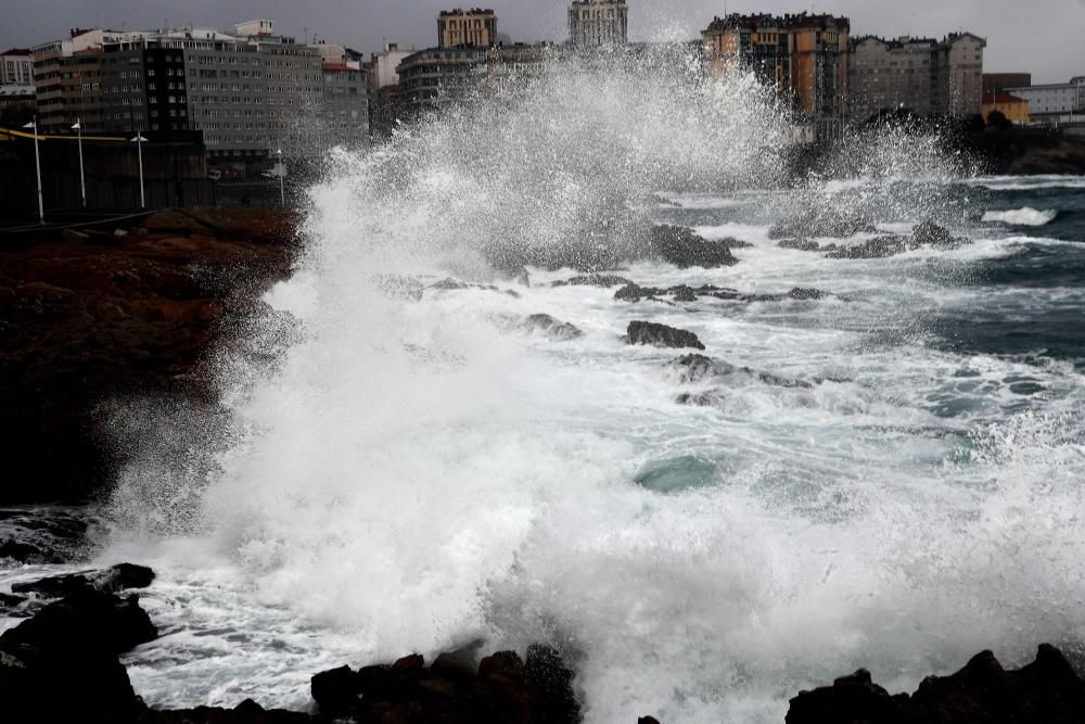 La costa de A Coruña, en alerta naranja por oleaje