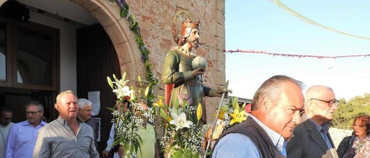 Los feligreses sacan la imagen en procesión. | C.C.