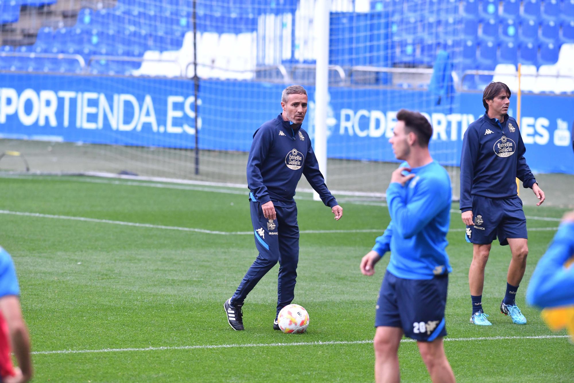 Óscar Cano toma las riendas del Dépor con su primer entrenamiento en Riazor