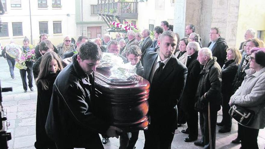 Los nietos de Cosme Sordo portando el féretro al interior de la basílica de Llanes.