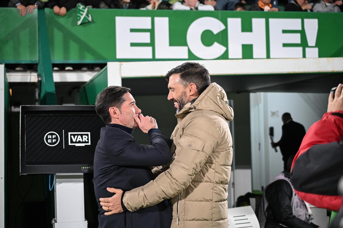 Marcelino y Sarabia se saludan antes del partido de la primera vuelta