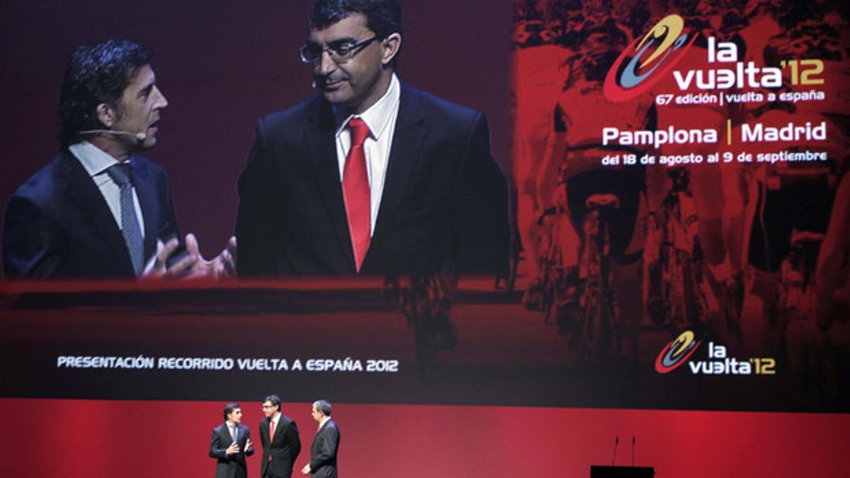 El exciclista y comentarista de TVE Pedro Delgado y el periodista Carlos de Andrés, junto al director de la Vuelta Ciclista a España, Javier Guillén, durante la presentación de la ronda española.