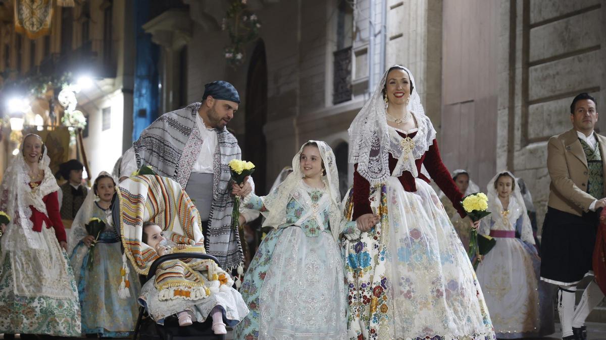 Desfile de falleros de madrugada el pasado mes de marzo
