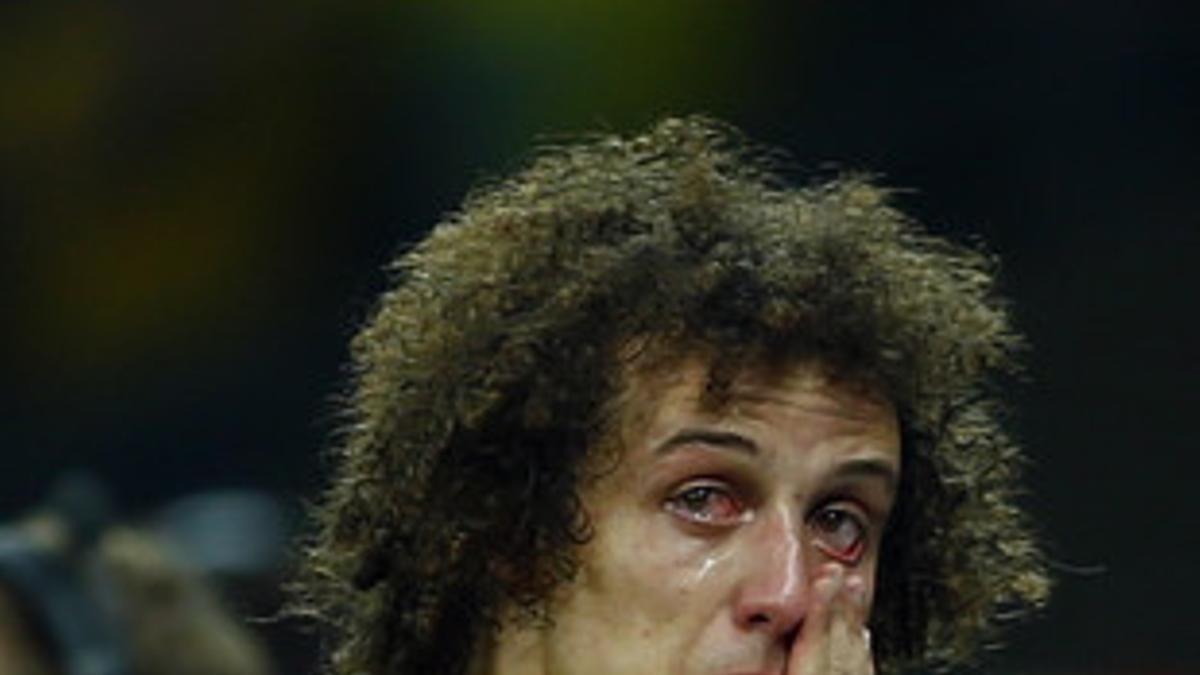 David Luiz llora desconsolado.