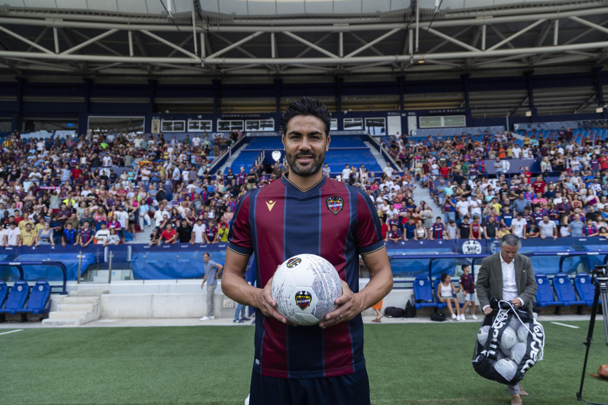 La emocionante presentación de Iborra, en imágenes