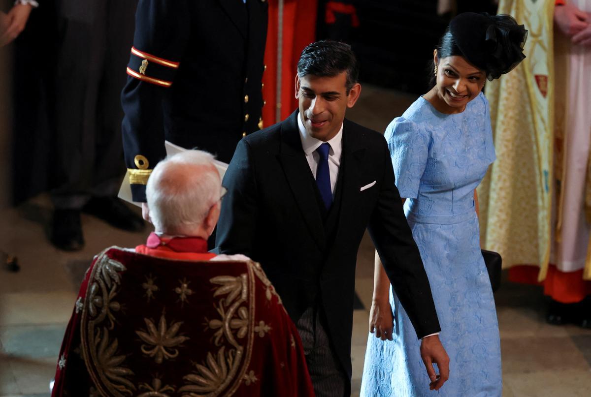 El primer ministro Rishi Sunak y su esposa Akshata Murty asisten a la ceremonia de coronación del rey Carlos y la reina Camilla de Gran Bretaña en la Abadía de Westminster, en Londres, Gran Bretaña, el 6 de mayo de 2023. REUTERS/Phil Noble/Piscina