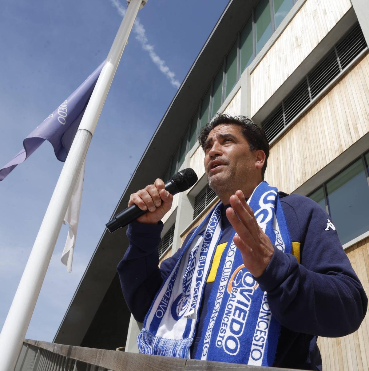 Rubén Rodríguez, «speaker» de los partidos del Alimerka Oviedo Baloncesto, en el Palacio.  |