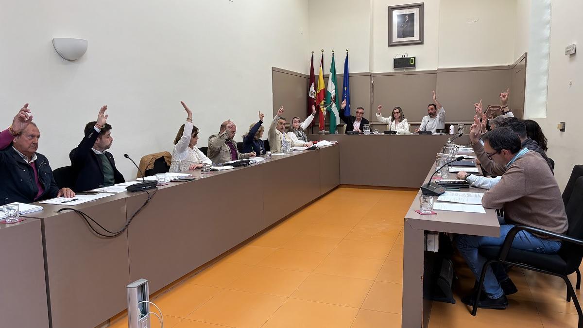 Los miembros de la Corporación municipal de Baena, durante una de las votaciones del pleno.