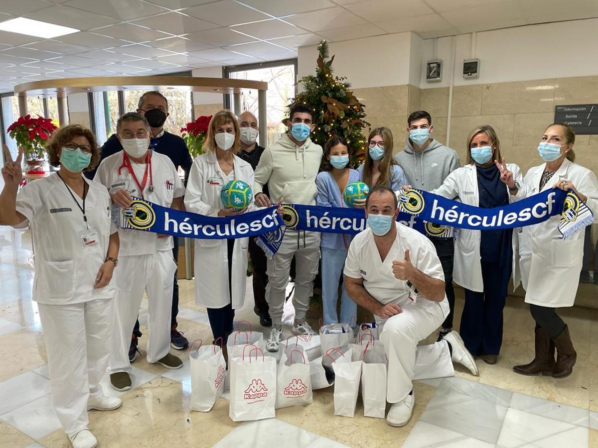 Los jugadores en su visita al Hospital de Sant Joan