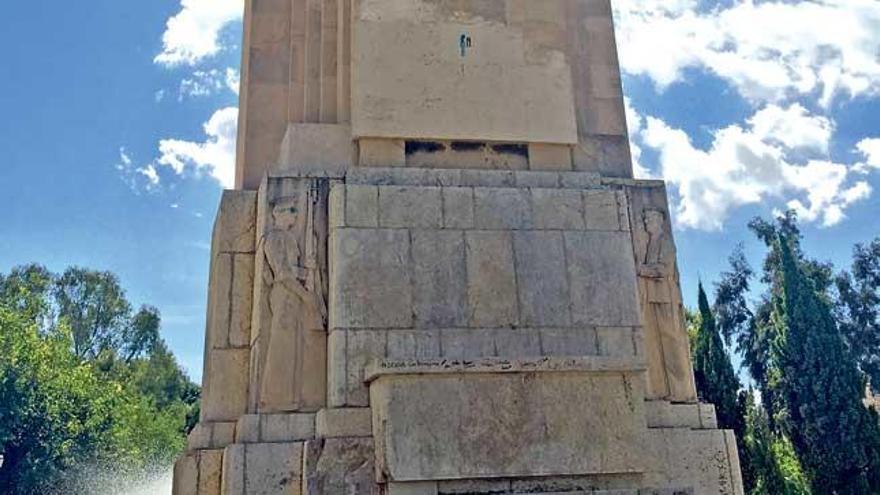 El monumento con la gran cruz en una de sus caras.