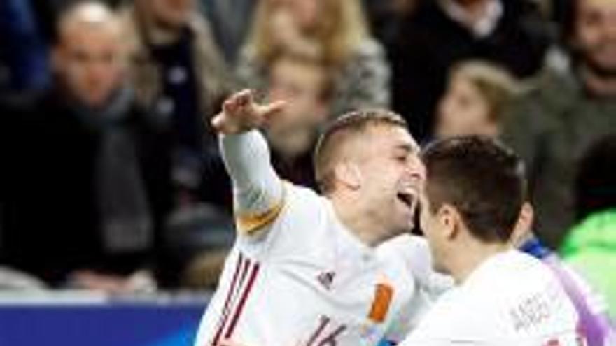 Gerard Deulofeu, celebrant el 0-2 amb Ander Herrera.