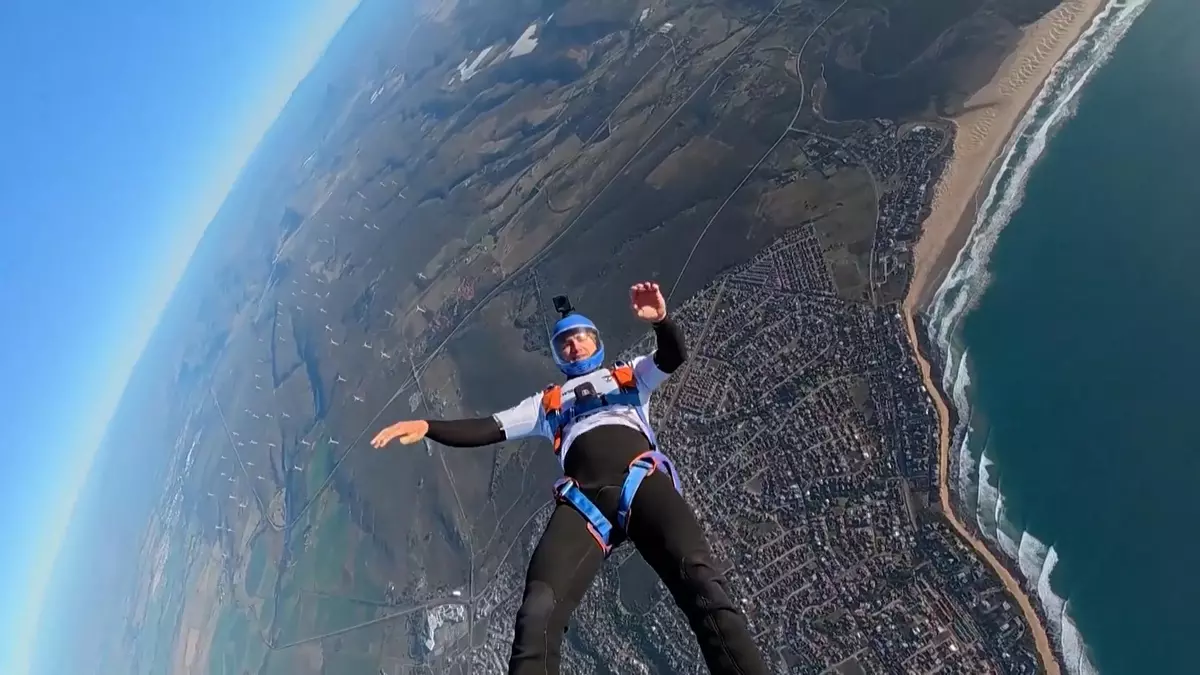 El surfista Matthew McGillivray se lanza del cielo a las olas en un salto espectacular