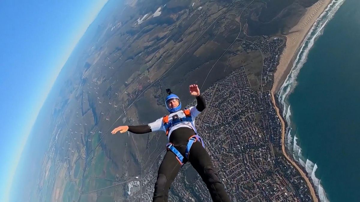 El surfista Matthew McGillivray se lanza del cielo a las olas en un salto espectacular