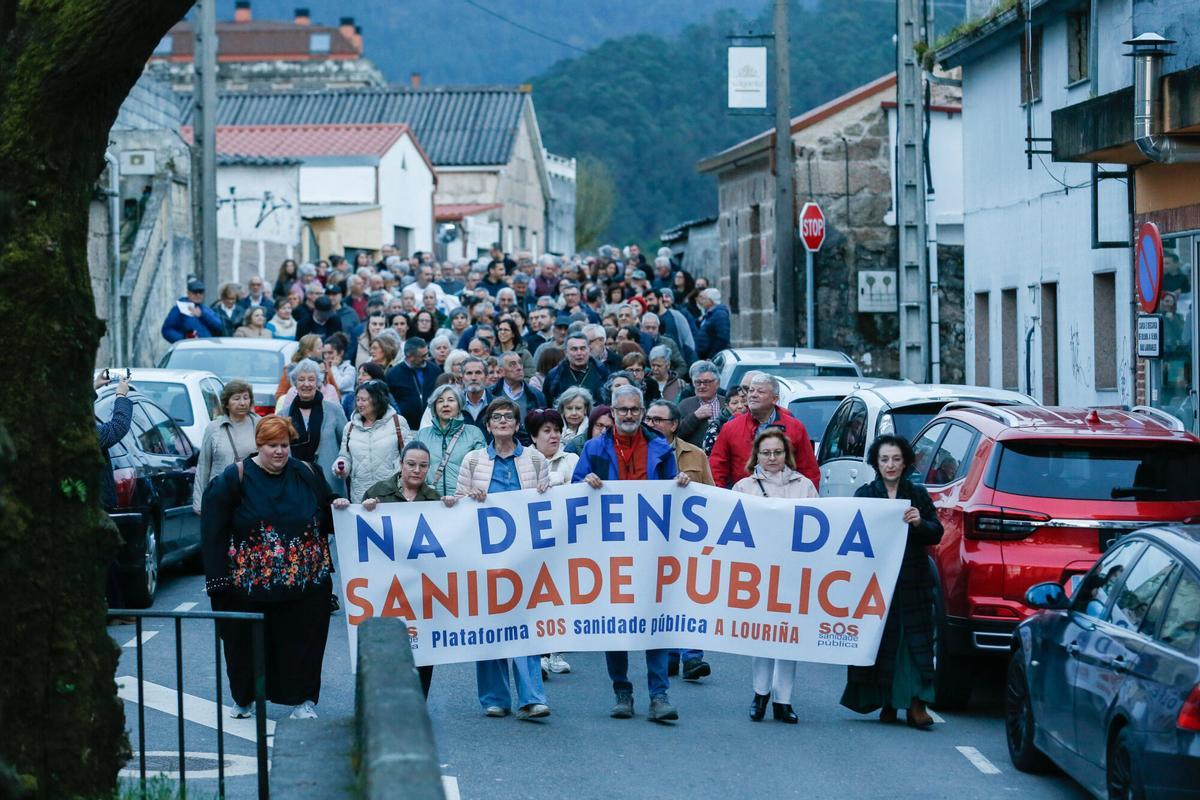 Manifestación en O Porriño para reclamar más personal médico, tanto en el centro de salud como en el punto de atención continuada (PAC), convocada por la Plataforma en Defensa da Sanidade Pública da Louriña. PROTESTA. SANIDAD PUBLICA