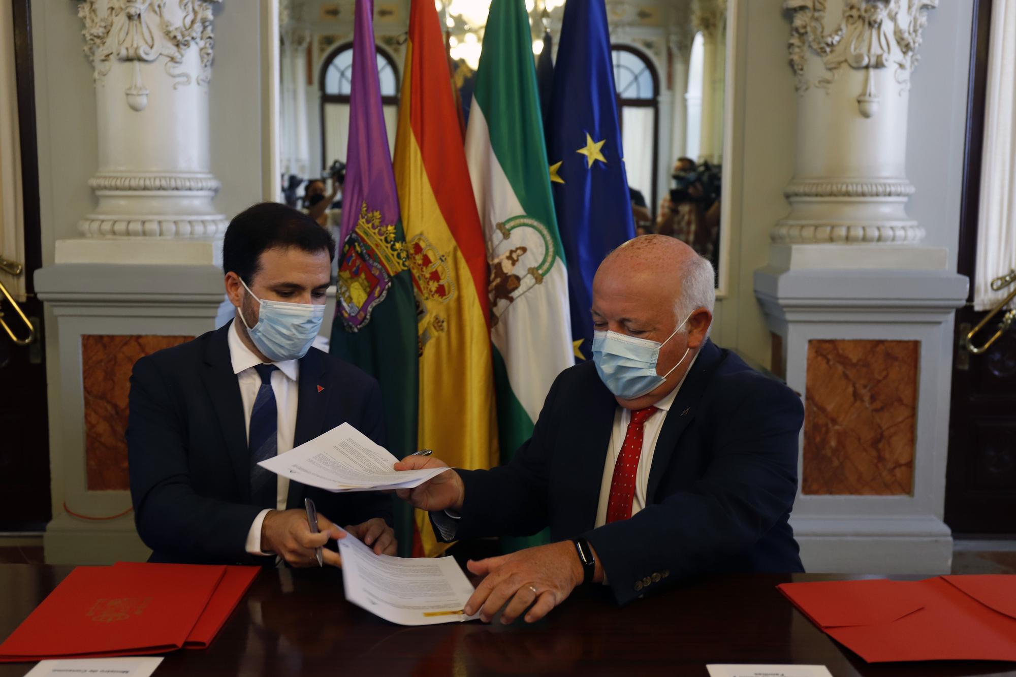 El ministro Alberto Gazón visita el Ayuntamiento de Málaga