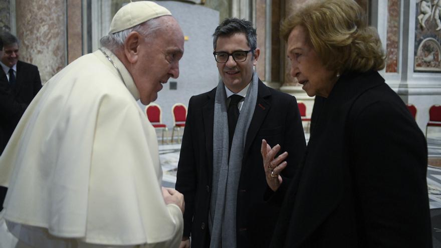 La reina Sofía asiste al funeral de Benedicto XVI