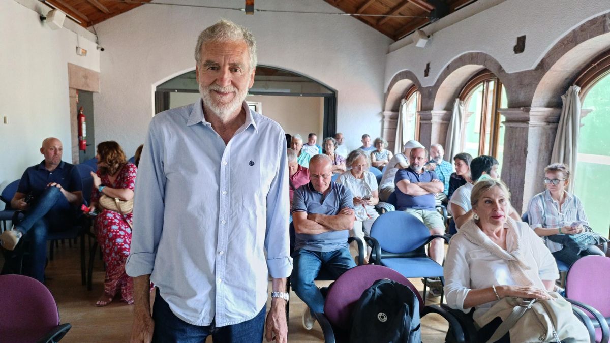 Jerónimo López, momentos antes del inicio de su charla en la Casa Municipal de Cultura de Grado.