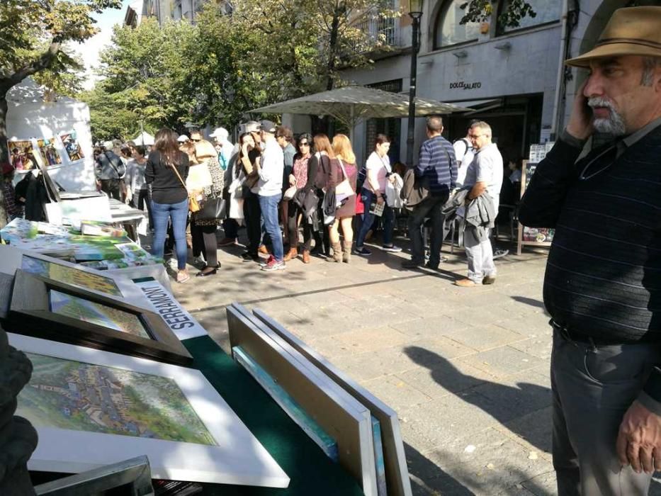 Milers de persones omplen el Barri Vell de Girona per Tots Sants