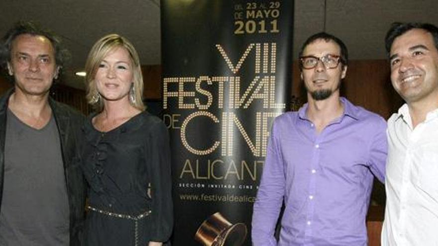 Los actores José Coronado (i) y Fele Martínez (d), durante la presentación de los galardones que recibirán en el marco del Festival de Cine de Alicante, junto a la concejala de Juventud, Laura Chorro, y el director del certamen, Vicente Seva.