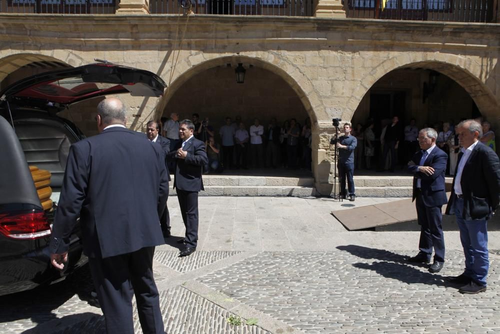 Cientos de personas despiden a Gustavo Bueno en su ciudad natal, Santo Domingo de la Calzada, en La Rioja