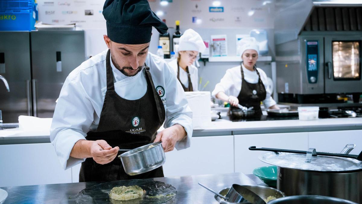 Estudiantes del Grado en Gastronomía de la UCAM en la GastroLab.