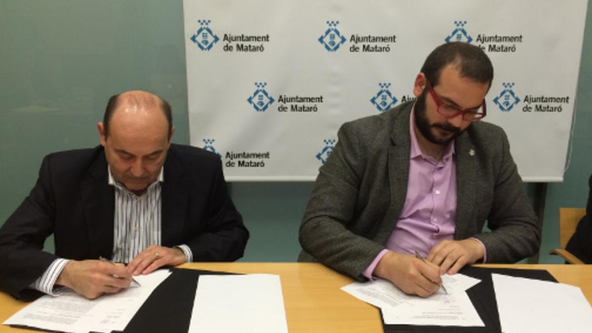 El portavoz de Ciutadans, Juan Carlos Ferrando, y el alcalde de Mataró, David Bote, durante la firma del acuerdo para los presupuestos de 2017.