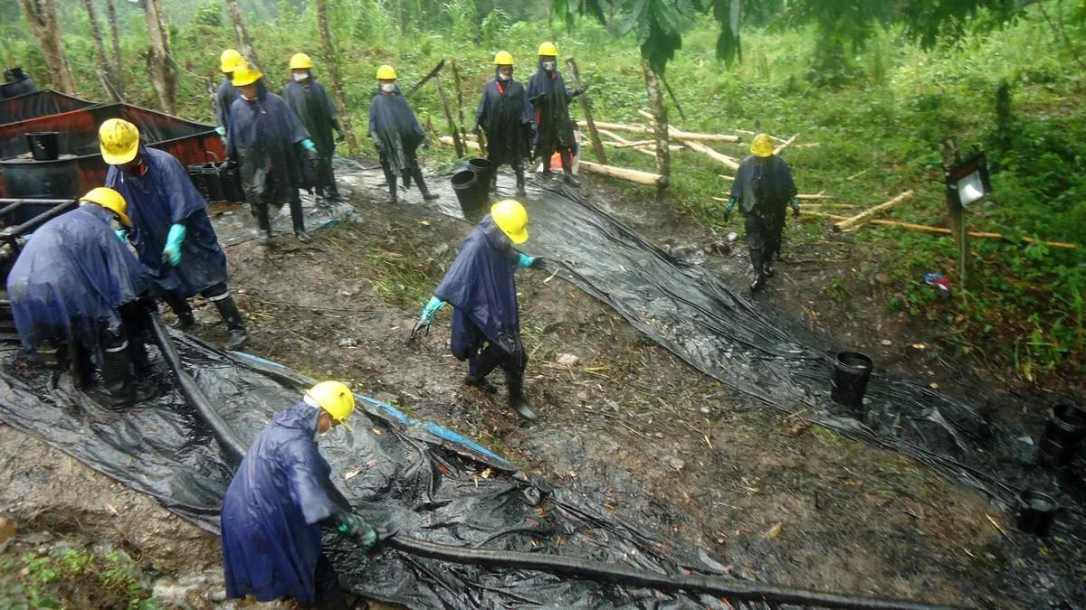 Trabajadores limpian un derrame de petróleo en la amazonia peruana.