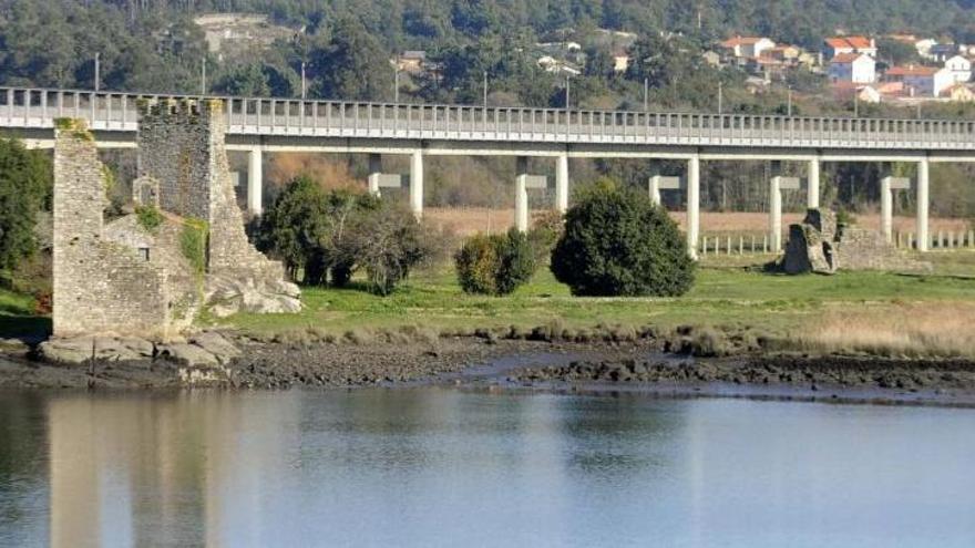 Las Torres de Oeste y el sendero peatonal que avanza bajo el puente interpovincial.