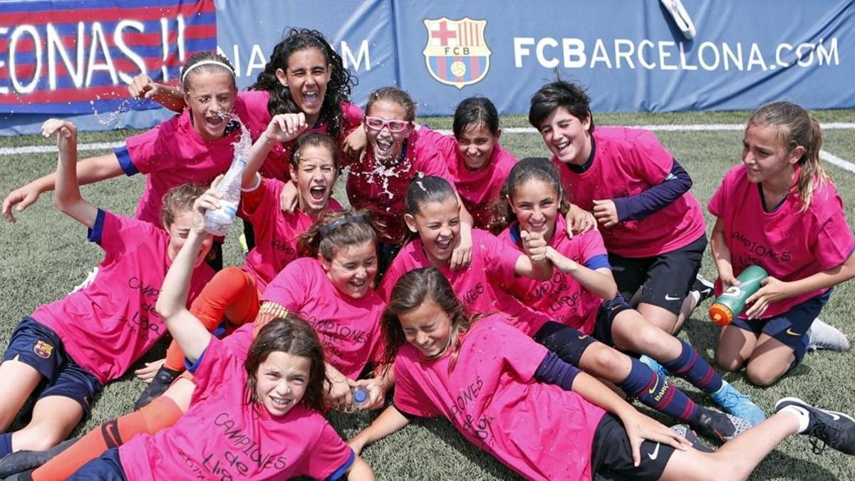 Las niñas del Barça Sub-12 femenino, el día que ganaron el campeonato de Catalunya.