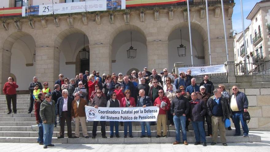 Un centenar de jubilados se manifiesta en Cáceres para pedir la revalorización de las pensiones
