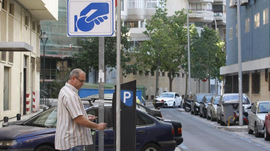 Un usuario, esta mañana, paga por su estacionamiento en la zona de La Malagueta.