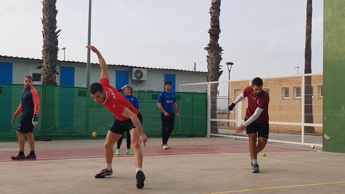 Salelles II, en primer término, entrenando a &quot;one wall&quot; con la selección de pilota