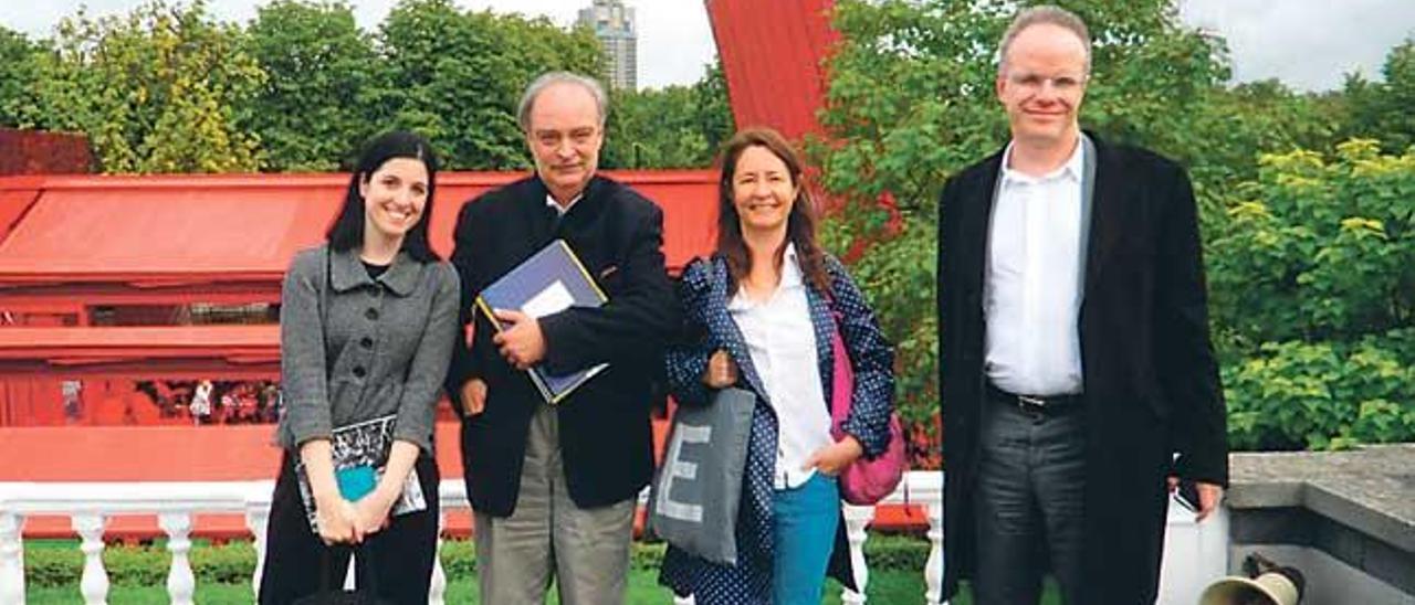 Vila-Matas en el centro y, a su izquierda, Dominique González-Foerster.