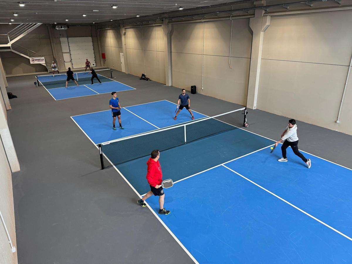 L'espai disposa de 3.000 m² d’instal·lacions i 9 pistes indoor professionals