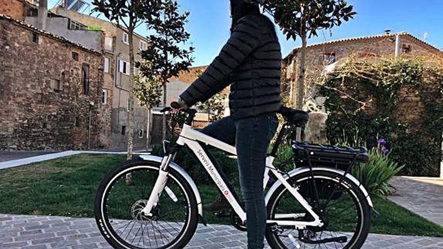 Sant Fruitós rep dues bicicletes elèctriques per a usos municipals