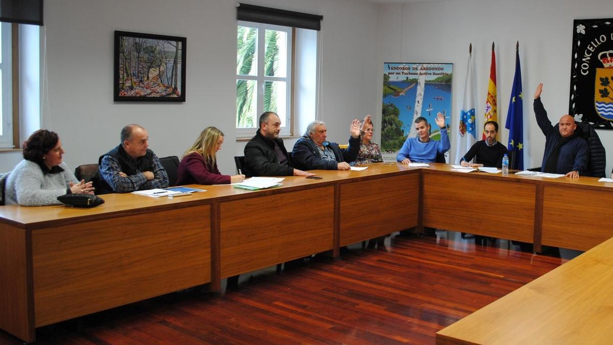 Concejales de Alternativa por Abegondo, a la izquierda, en un pleno en Abegondo.