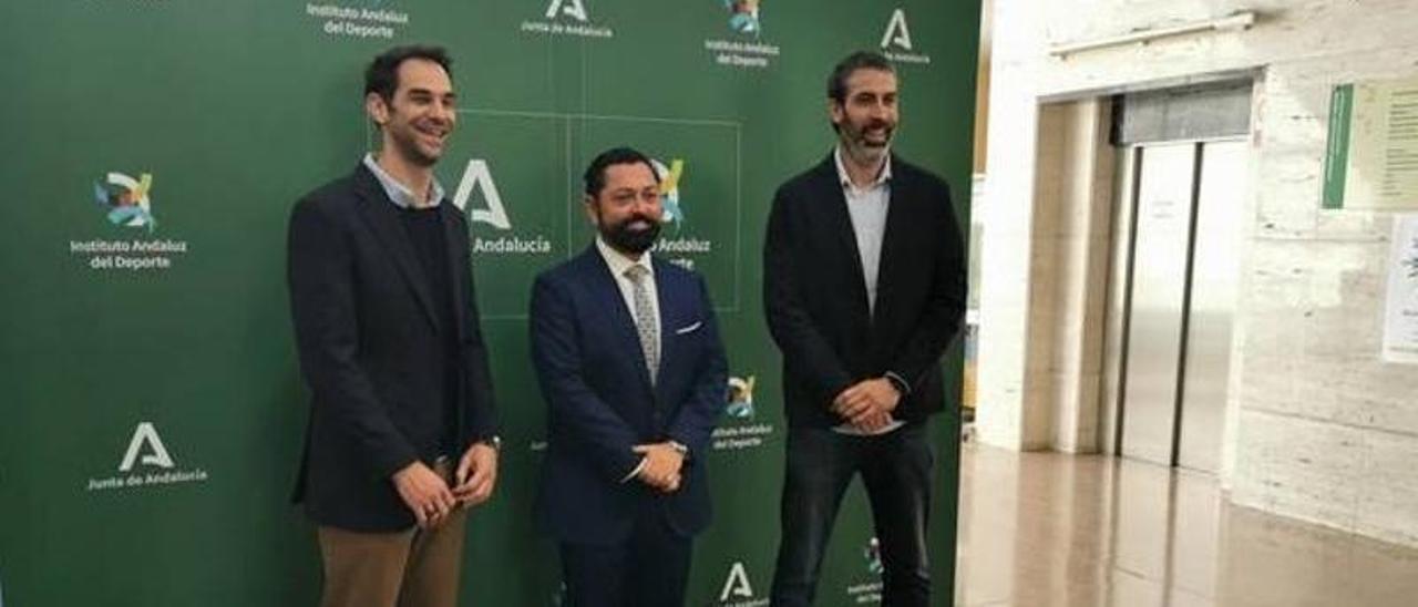 Berni Rodríguez y Jose Manuel Calderón junto al secretario general de Deporte José María Arrabal