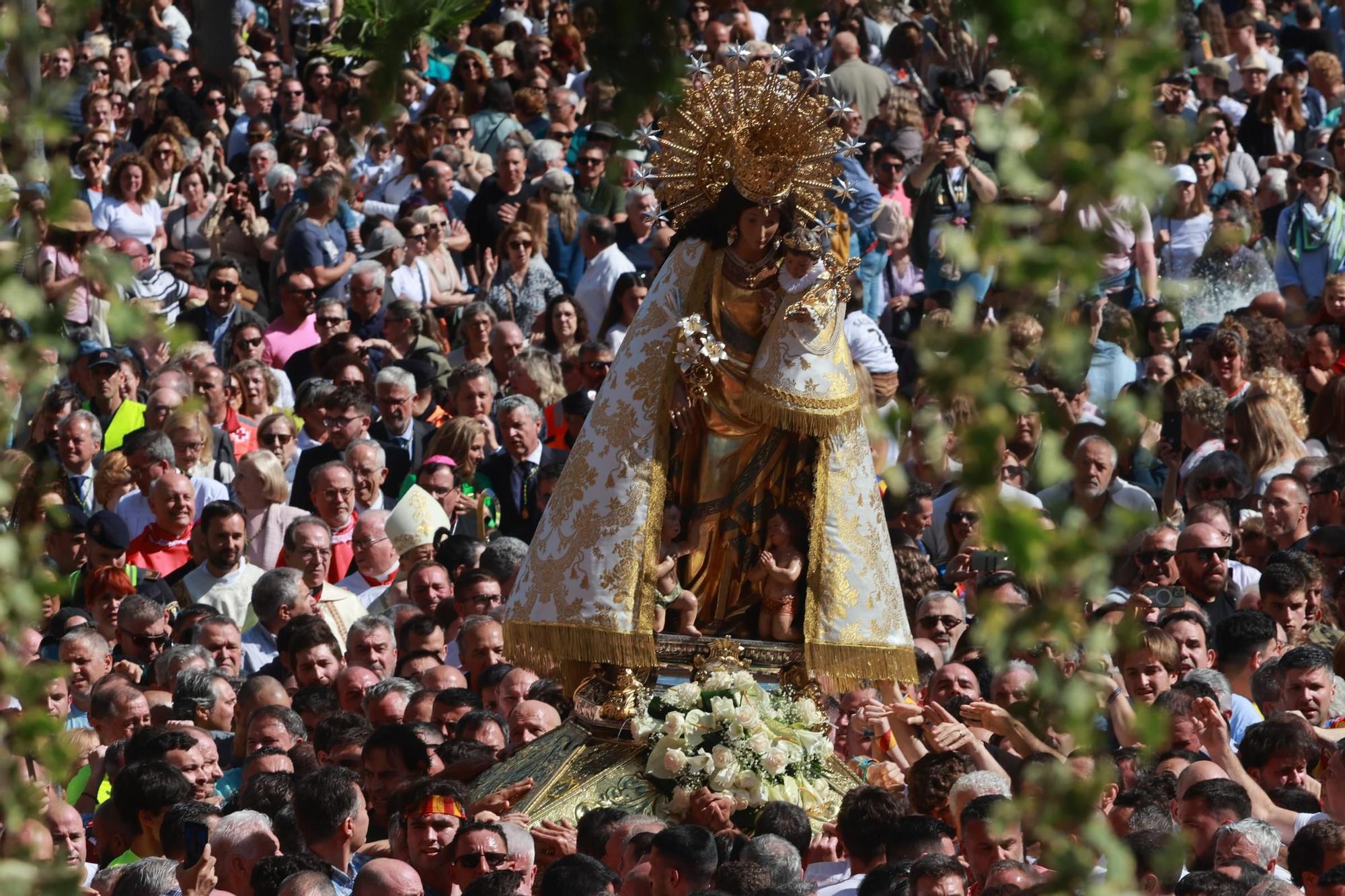 FOTOGALERÍA | Una multitud arropa a la Virgen de los Desamparados en su traslado a la Catedral