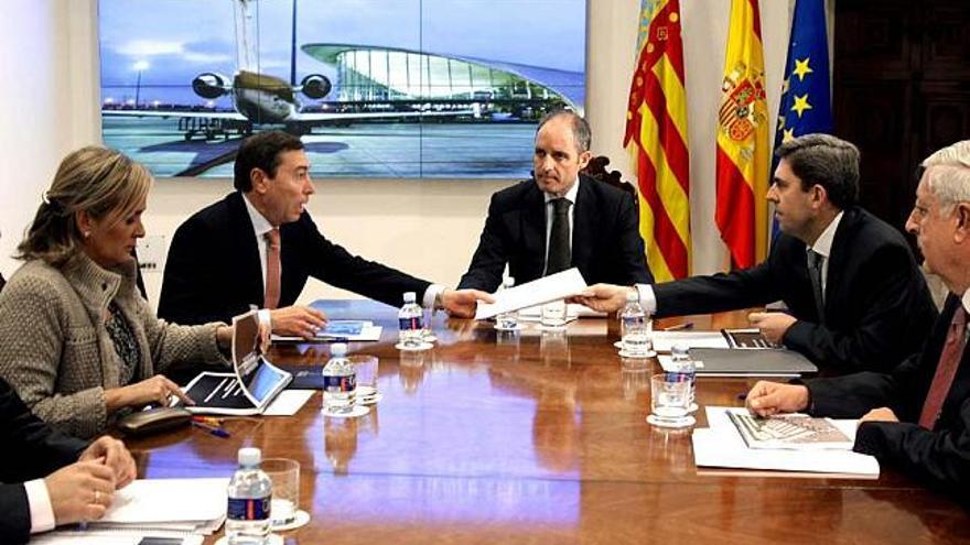 Flores y Rambla explican detalles al presidente Camps del modelo aeroportuario, durante la reunión mantenida ayer